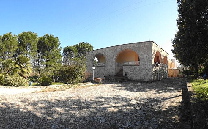 Casa con 6 locali in vendita in Fasano