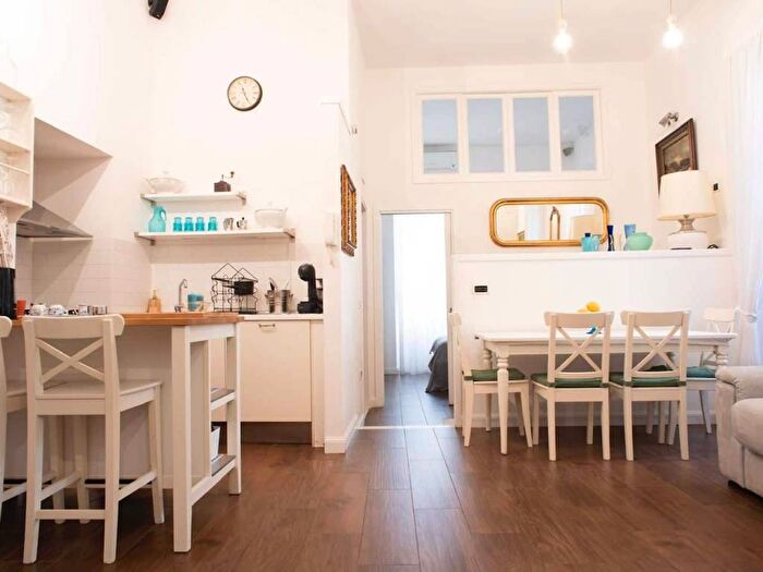 Appartamento trilocale in affitto in Via Francesco De Mura, Vomero, Napoli