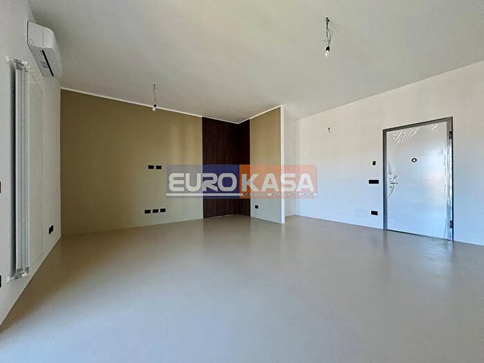 Appartamento trilocale in vendita in Via Martiri di Cefalonia, Bergamo