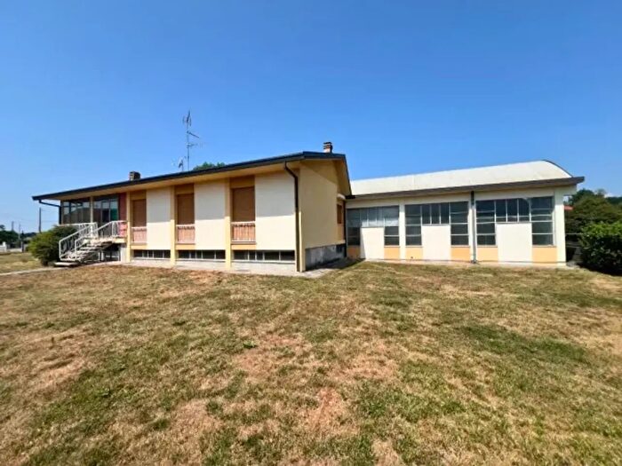 Casa con 6 locali in vendita in Via Oneda, Sesto Calende