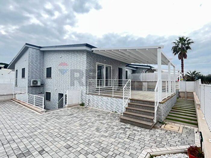 Casa con 5 locali in vendita in Via Terracina Snc, Terracina