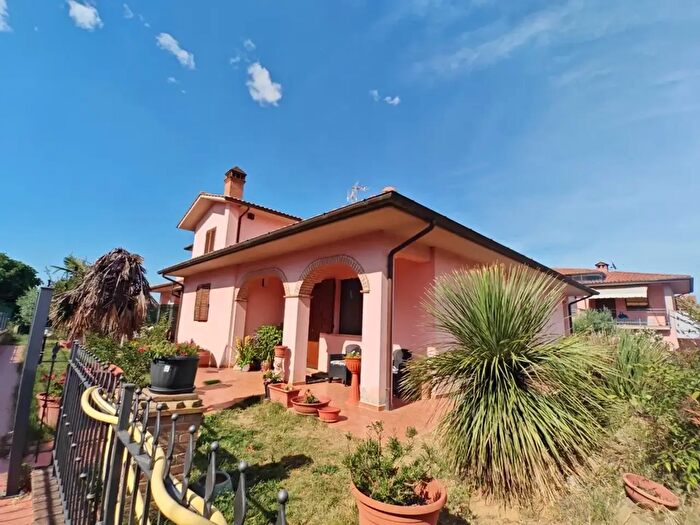 Casa trilocale in vendita in Via Nazionale, Castiglione Del Lago