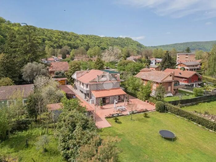 Casa con 12 locali in vendita in Via delle Robinie, Ronciglione