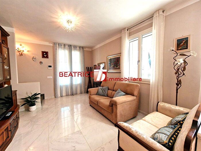 Casa con 10 locali in vendita in Lucca