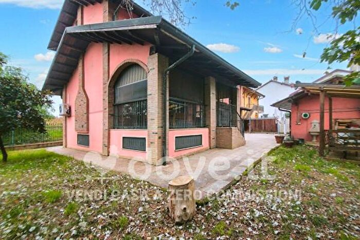 Casa con 5 locali in vendita in Via Giuseppe Ungaretti, Caselle Lurani