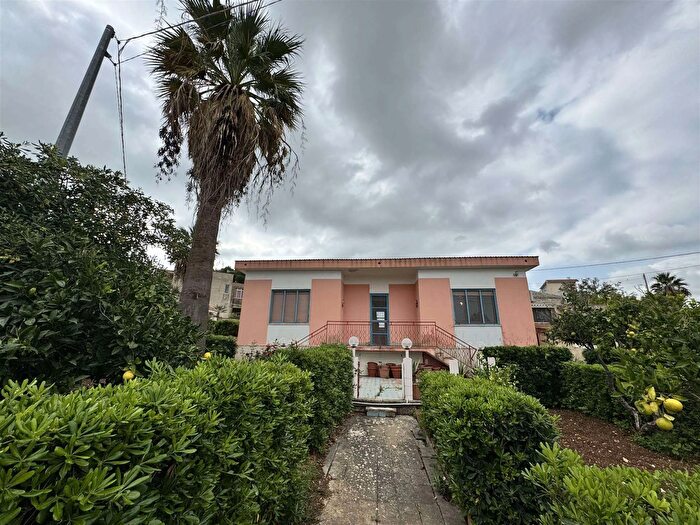 Casa con 6 locali in vendita in Via Elba, Valderice
