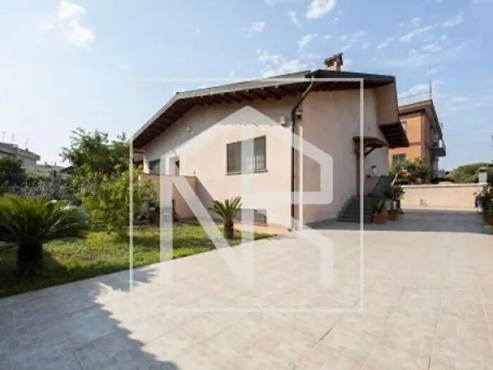 Casa con 6 locali in vendita in Via Conza della Campania, Roma