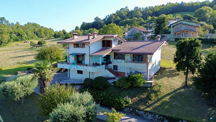 Casa con 6 locali in vendita in Via Lovara, Trissino