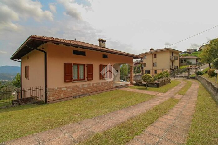 Casa quadrilocale in vendita in Via Padre Giuseppe Giori, Bione