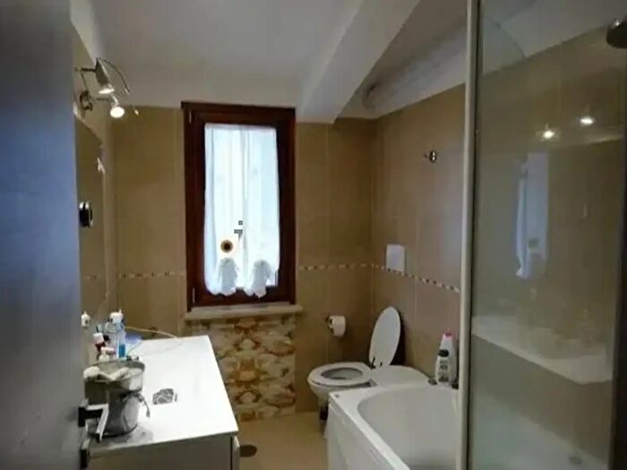 Appartamento trilocale in affitto in Via Tommaso Grossi, Erba