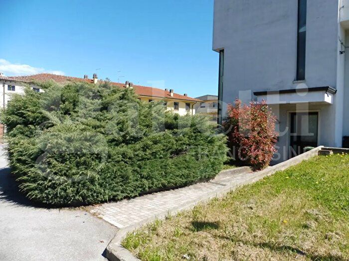 Appartamento con 6 locali in affitto in Villaverla