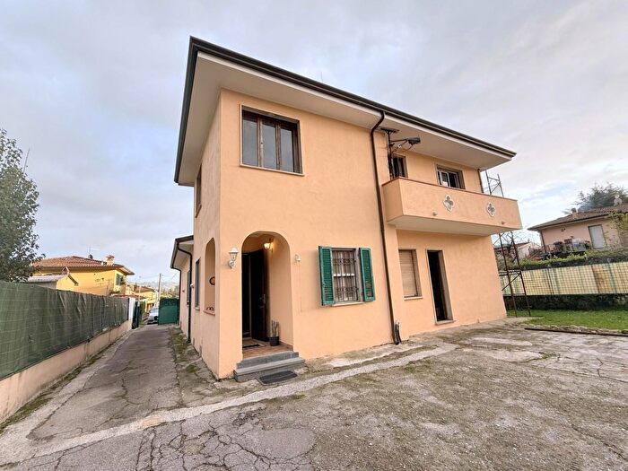 Casa con 8 locali in vendita in Camaiore