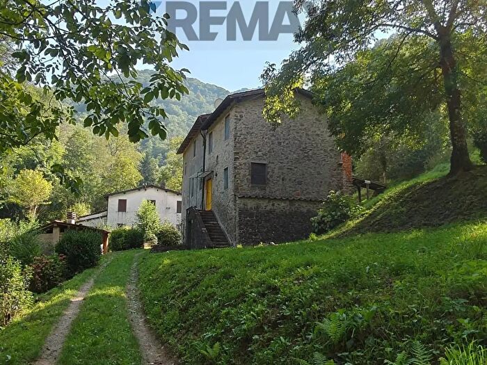 Casa con 10 locali in vendita in Strada Vicinale delle Tagliate, Pescaglia
