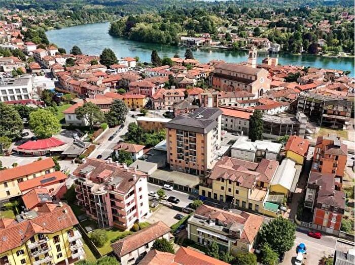 Casa con 5 locali in vendita in Via Gramsci, Sesto Calende