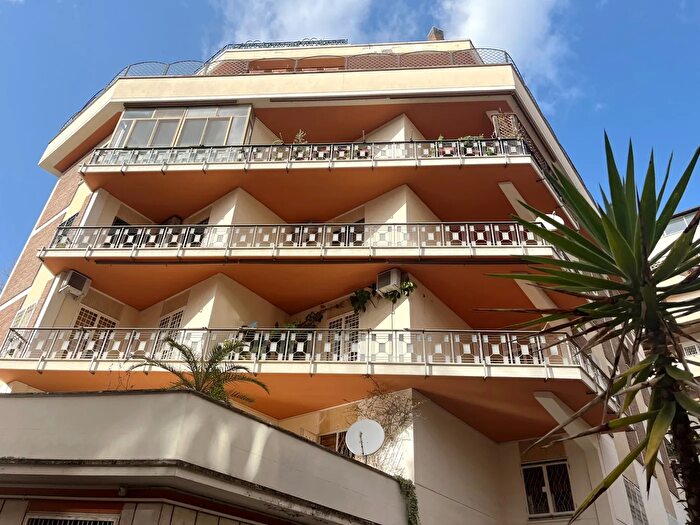 Appartamento con 5 locali in affitto in Via Livio Pentimalli, Roma