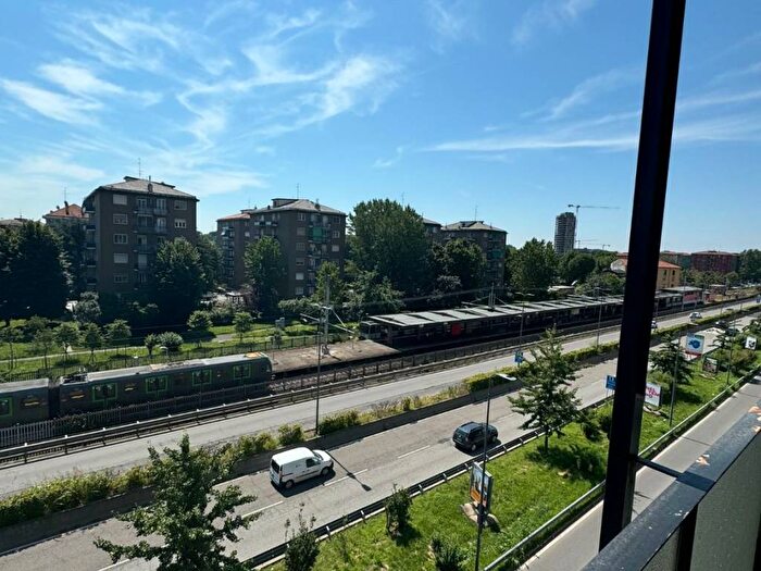 Appartamento trilocale in affitto in Via Palmanova, Cimiano, Milano