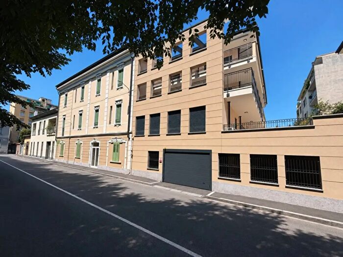 Appartamento trilocale in affitto in Via Cesare Cantù, Monza