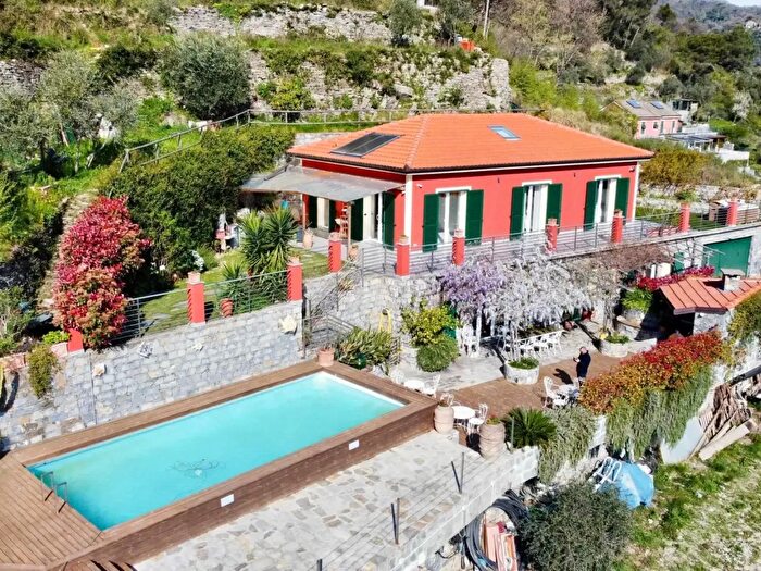 Casa con 8 locali in vendita in Chiavari