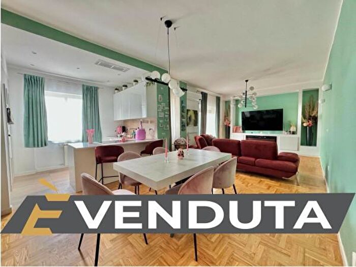 Appartamento trilocale in vendita in Via Pigna, Napoli