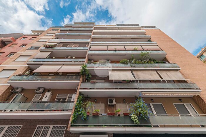 Appartamento trilocale in vendita in Via Giarabub, Roma