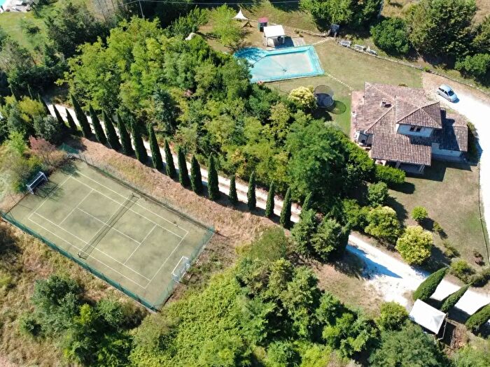 Casa quadrilocale in vendita in Loc Pontenaia, Todi