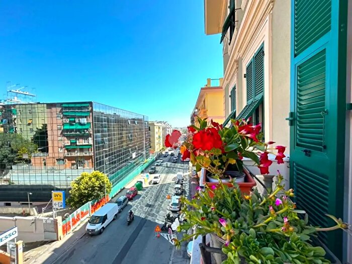 Appartamento trilocale in vendita in Via Isonzo, Genova