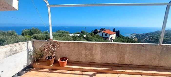 Appartamento trilocale in vendita in Strada del Colle, Imperia