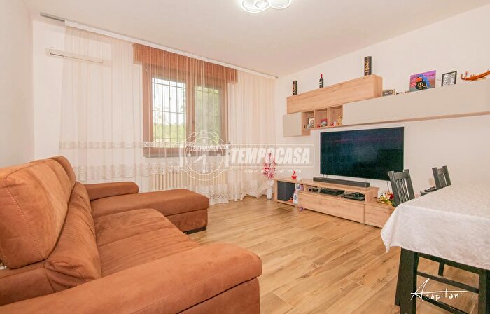 Appartamento trilocale in vendita in Via IV Novembre, Quattro Castella