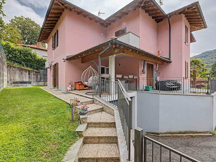 Casa con 7 locali in vendita in Via Varesina, Cunardo