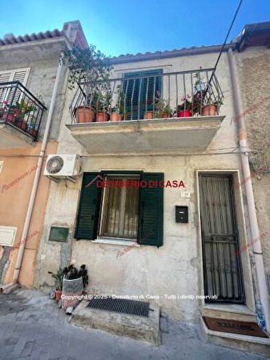 Casa con 6 locali in vendita in Via Giovanni Ducas, Lascari