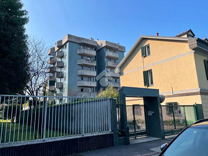 Appartamento trilocale in affitto in Via Antonio Cesari, Milano