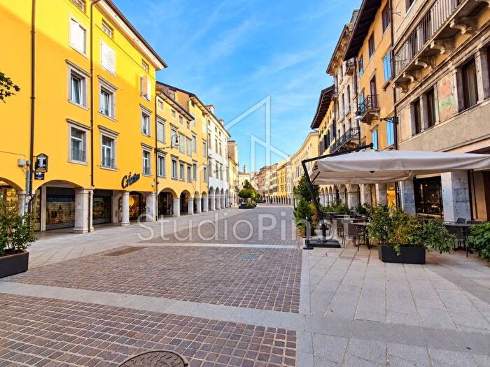 Appartamento con 6 locali in affitto in Centro Storico, Udine