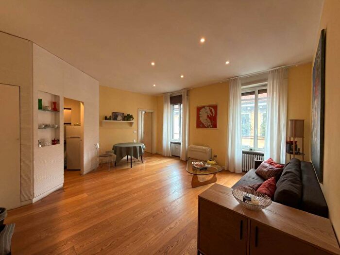 Appartamento bilocale in affitto in Via Santa Sofia, Missori, Milano