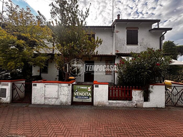 Appartamento quadrilocale in vendita in Viale Germania Lido delle Nazioni, Comacchio