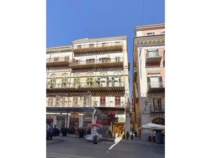 Appartamento trilocale in vendita in Vicolo Ragusi, Palermo