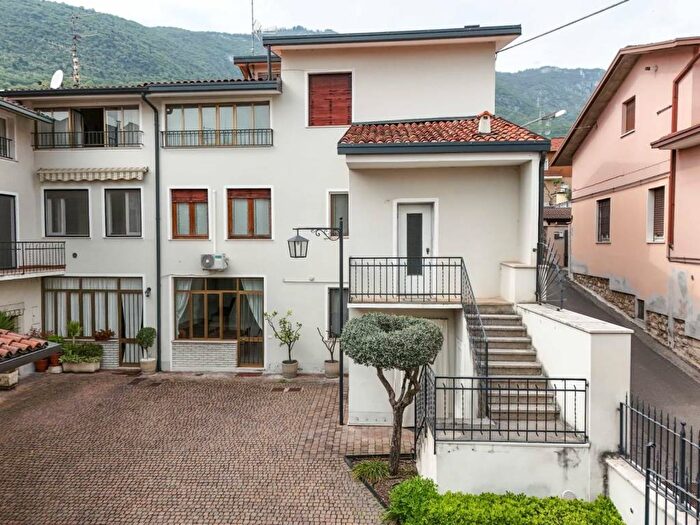 Casa trilocale in affitto in Via Giacomo Puccini, Centro, Botticino