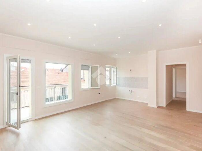 Appartamento con 5 locali in vendita in Via Viverone, Torino