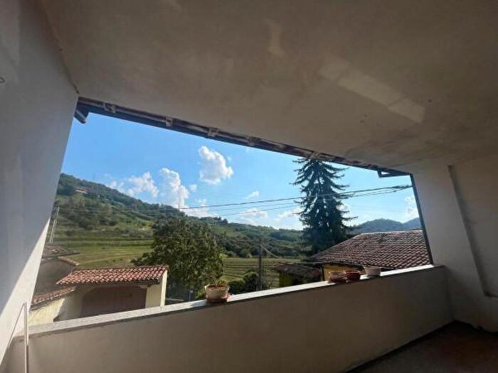 Casa con 6 locali in vendita in Via Borbone, Ome