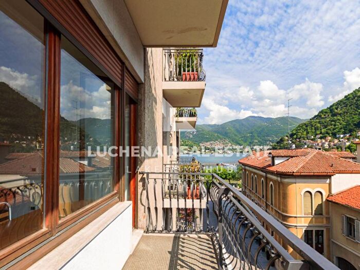 Appartamento con 5 locali in affitto in Via Fratelli Cairoli, Centro Storico, Como