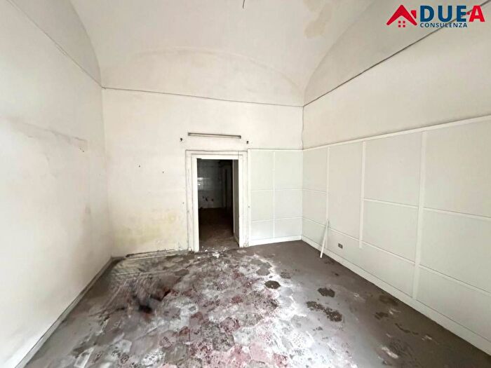 Appartamento quadrilocale in affitto in Via della Grotta Vecchia, Fuorigrotta, Napoli