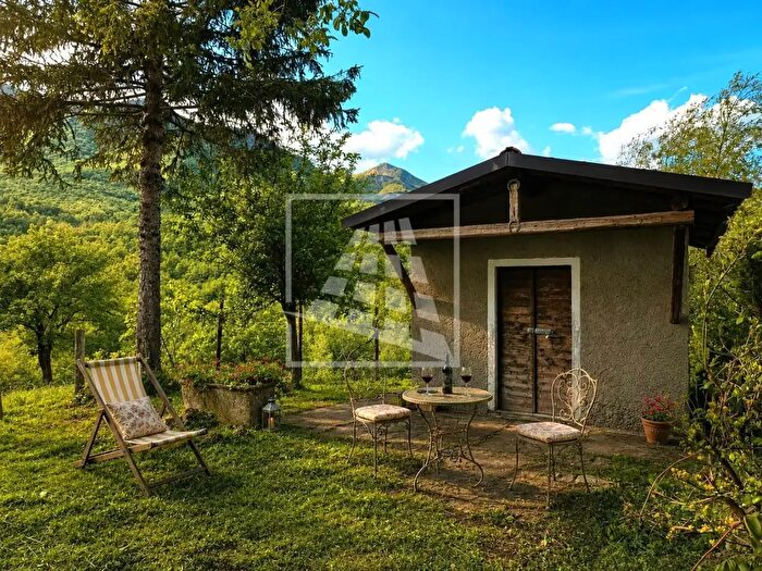 Casa trilocale in vendita in Via Campo, Ventasso