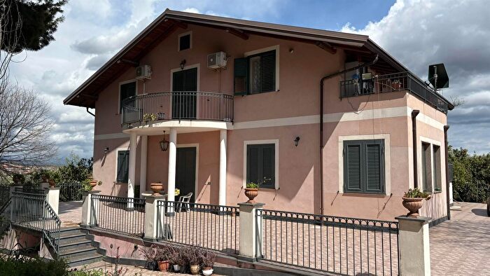 Casa con 10 locali in vendita in Via Vecchiuzzi, Aci Bonaccorsi