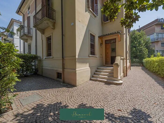 Casa con 8 locali in vendita in Via Ciro Menotti, Verona
