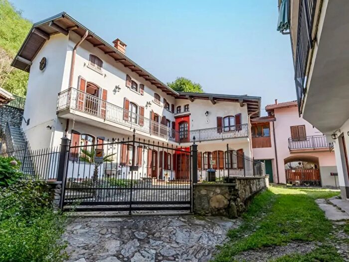 Casa con 10 locali in vendita in Contrada Carnisio, Cocquio Trevisago