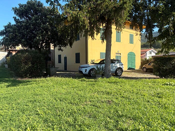 Casa con 9 locali in vendita in Pescia