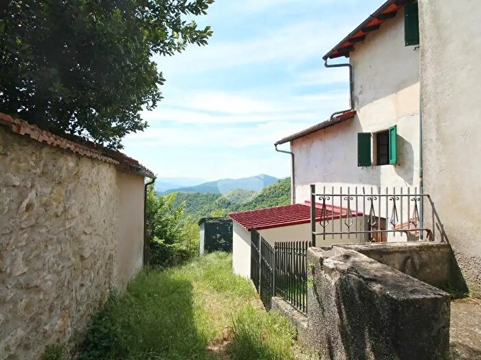 Casa con 7 locali in vendita in Via della Collina, Vernio
