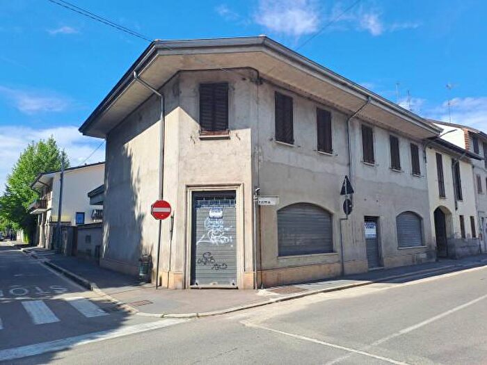 Casa con 6 locali in vendita in Via Roma, Busto Garolfo