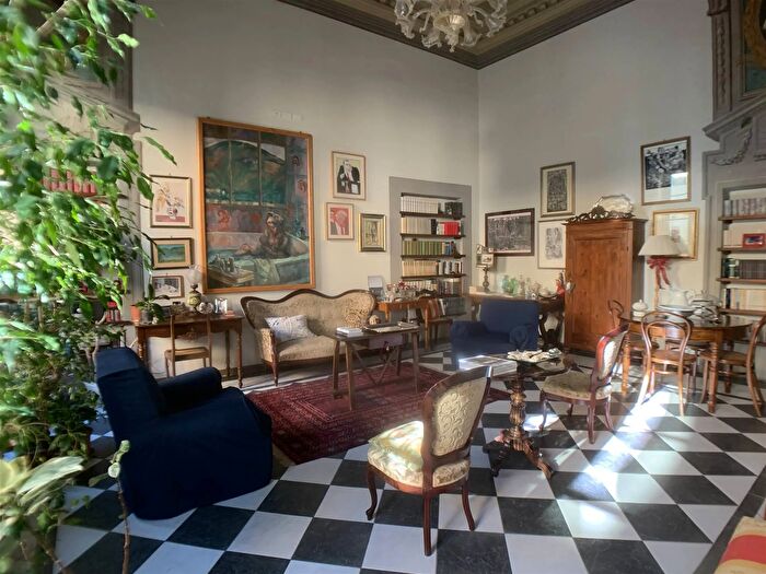 Appartamento con 8 locali in vendita in Pistoia, Pistoia