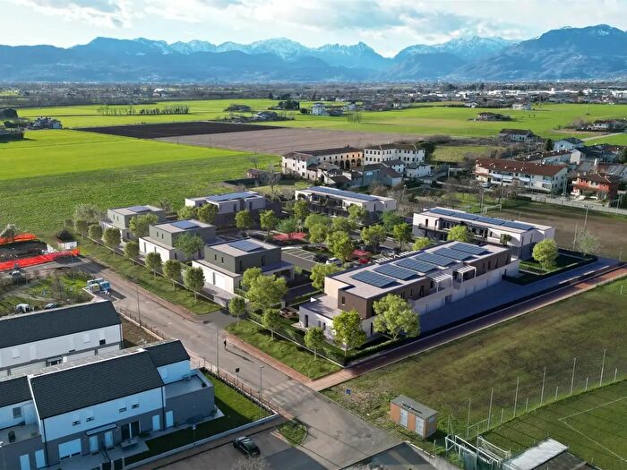 Casa con 6 locali in vendita in Via Perlasca, Thiene