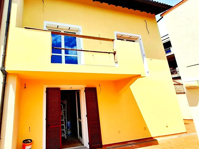 Casa quadrilocale in vendita in Carmignano